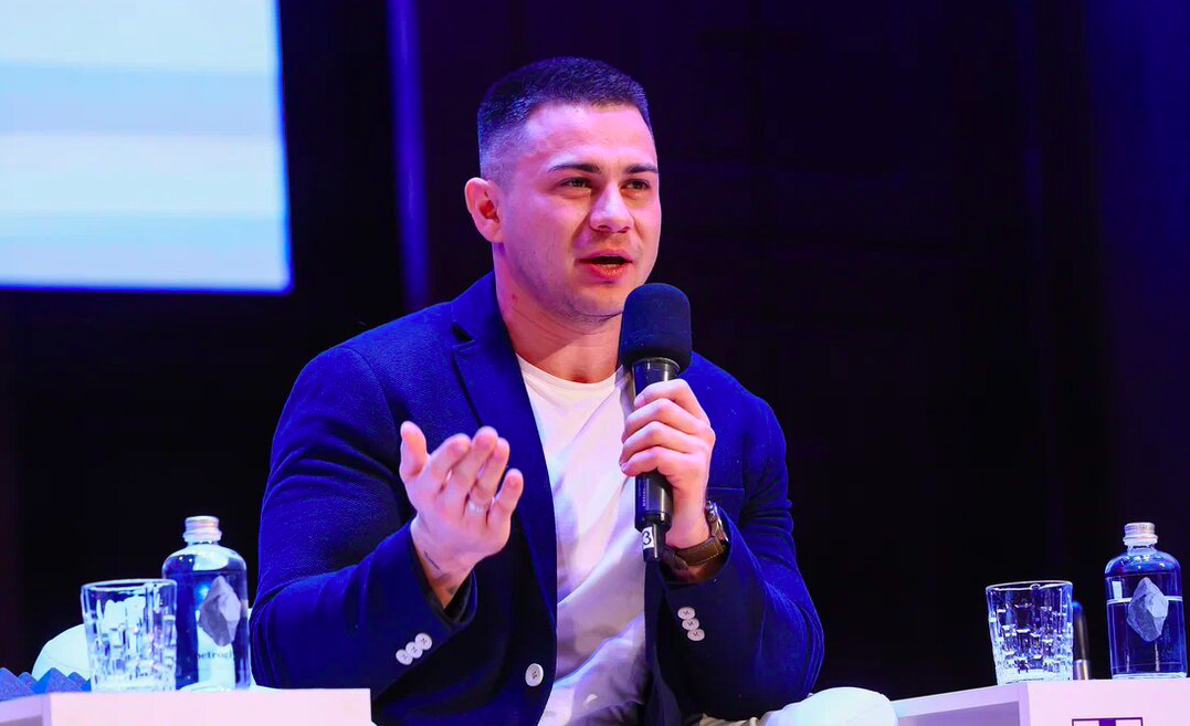 Фото Русский Вуйчич! Сотни новосибирцев пришли на мастер-класс блогера-миллионника Рустама Набиева 2 - Сиб.ФМ Фото Русский Вуйчич! Сотни новосибирцев пришли на мастер-класс блогера-миллионника Рустама Набиева 2